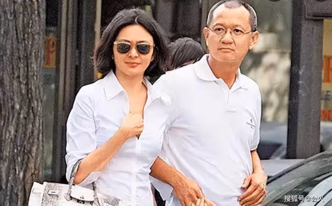 59歲關之琳罕見秀身材 大膽露出半邊肩膀