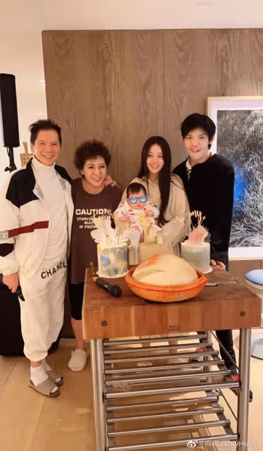 曝郭碧婷剛生完二胎 向佐約多位美女飲酒K歌
