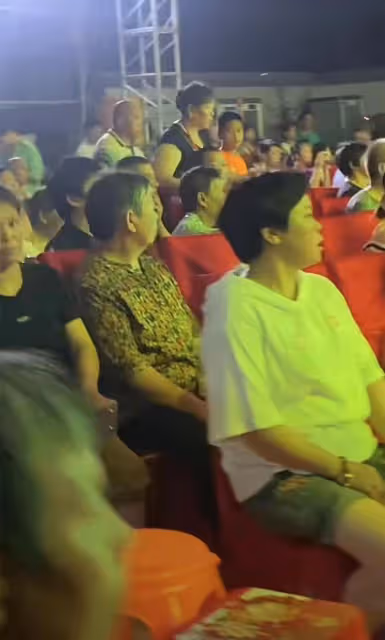 旭日陽剛王旭在村頭表演撈金,舞台簡陋賣力唱歌,遞話筒場面尷尬