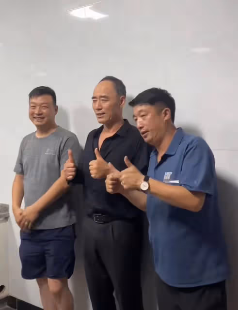 旭日陽剛王旭在村頭表演撈金,舞台簡陋賣力唱歌,遞話筒場面尷尬