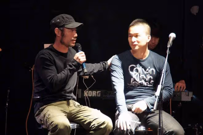 旭日陽剛王旭在村頭表演撈金,舞台簡陋賣力唱歌,遞話筒場面尷尬