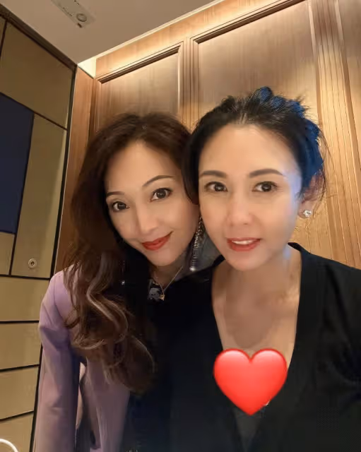 為好友甄楚倩慶生曝光近況　54歲邱淑貞性感上陣超吸睛