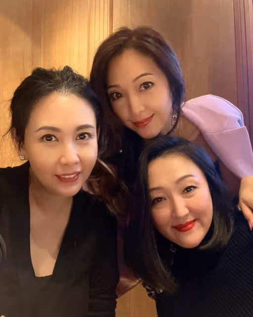 為好友甄楚倩慶生曝光近況　54歲邱淑貞性感上陣超吸睛