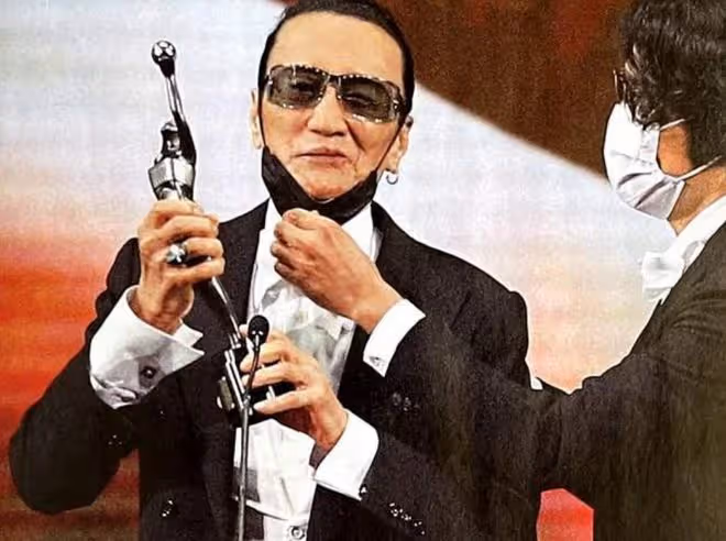 謝霆鋒85歲老爸嘴歪疑中風!出動5人服侍陣仗大,90歲胡楓代回應