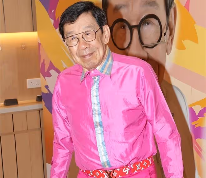 謝霆鋒85歲老爸嘴歪疑中風!出動5人服侍陣仗大,90歲胡楓代回應