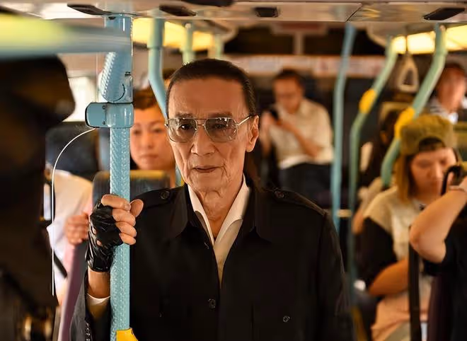 謝霆鋒85歲老爸嘴歪疑中風!出動5人服侍陣仗大,90歲胡楓代回應