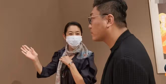 63歲倪萍現身北京看展,獲名人陪同眾人圍觀,打扮優雅素顏出鏡