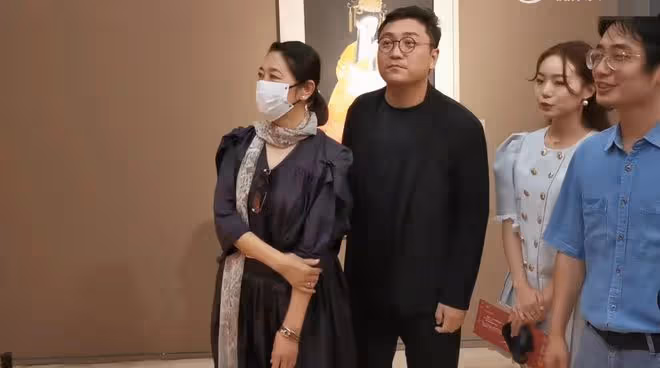 63歲倪萍現身北京看展,獲名人陪同眾人圍觀,打扮優雅素顏出鏡