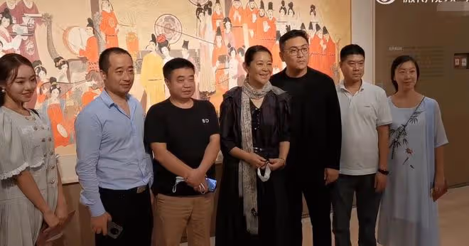 63歲倪萍現身北京看展,獲名人陪同眾人圍觀,打扮優雅素顏出鏡
