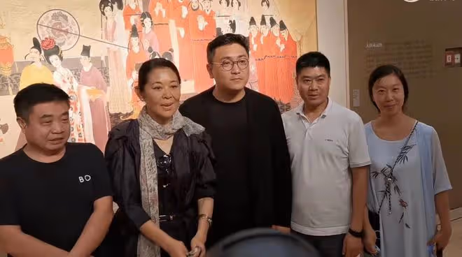 63歲倪萍現身北京看展,獲名人陪同眾人圍觀,打扮優雅素顏出鏡