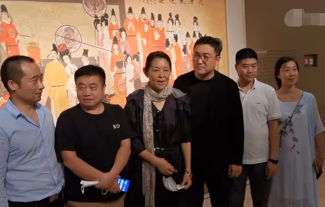 63歲倪萍現身北京看展,獲名人陪同眾人圍觀,打扮優雅素顏出鏡