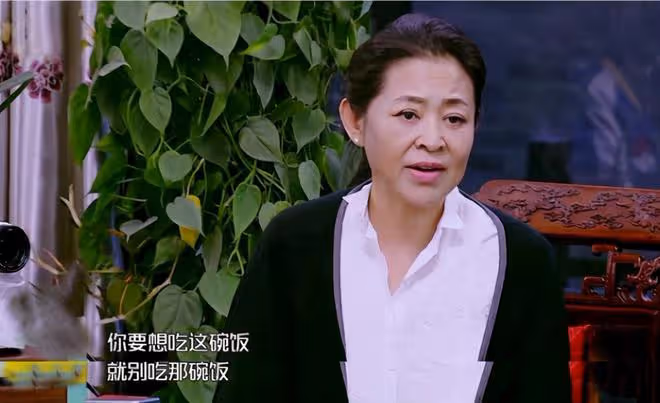 63歲倪萍現身北京看展,獲名人陪同眾人圍觀,打扮優雅素顏出鏡