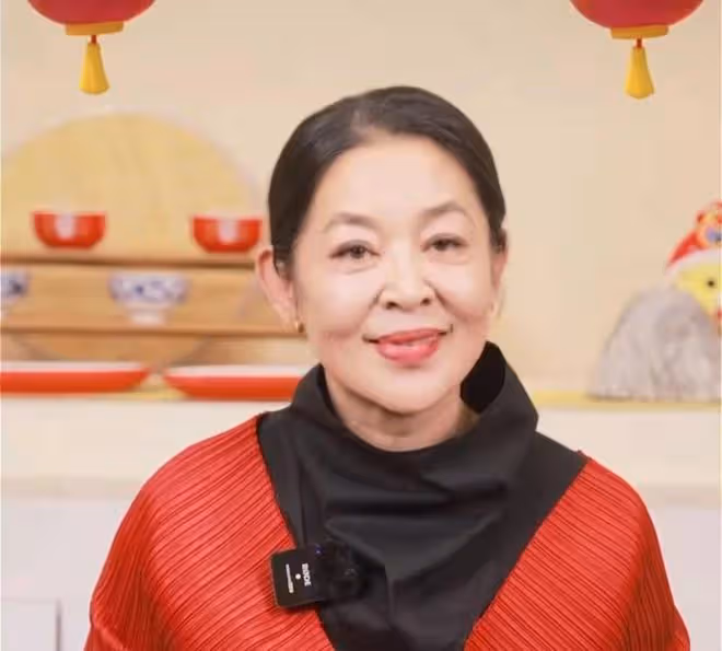 63歲倪萍現身北京看展,獲名人陪同眾人圍觀,打扮優雅素顏出鏡