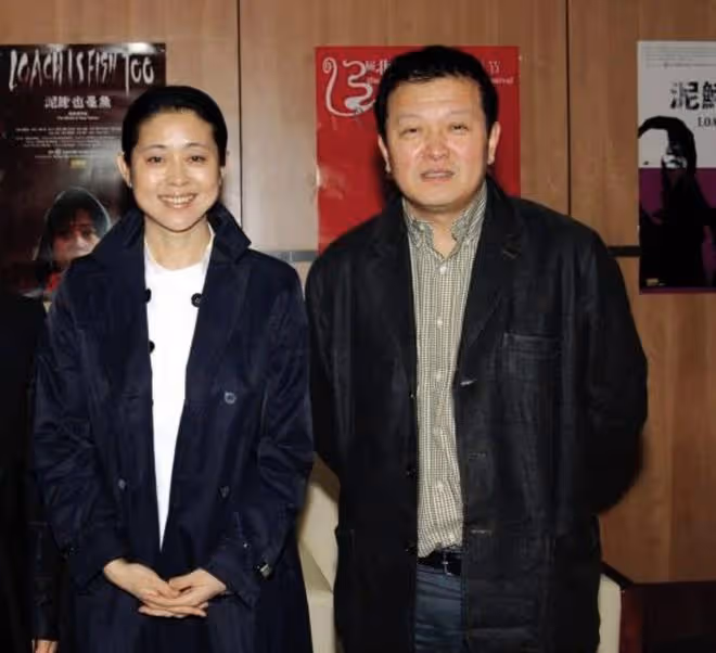 63歲倪萍現身北京看展,獲名人陪同眾人圍觀,打扮優雅素顏出鏡