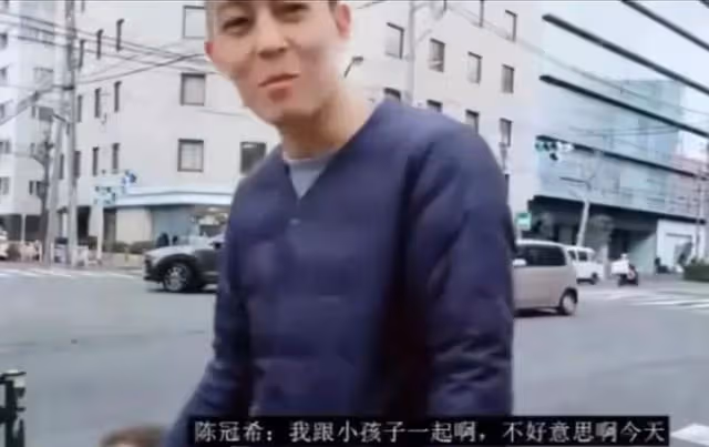 陳冠希一家現身迪士尼，嬌妻獲贊九頭身美女，5歲女兒萌化路人
