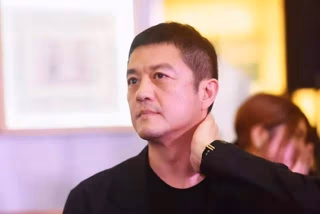 李亞鵬被強制執行4000萬!忙工作至深夜十一點,步行回家一臉愁容