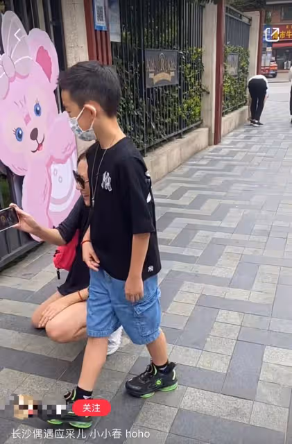 應采兒攜倆子現身長沙,Jasper身高猛長,Hoho疑讀18萬一年幼兒園