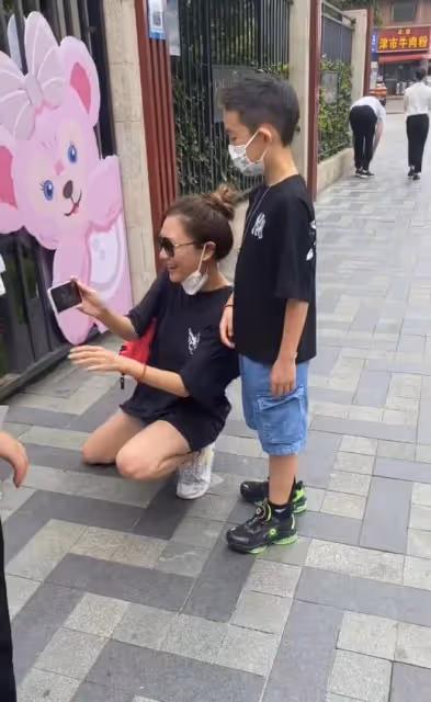 應采兒攜倆子現身長沙,Jasper身高猛長,Hoho疑讀18萬一年幼兒園