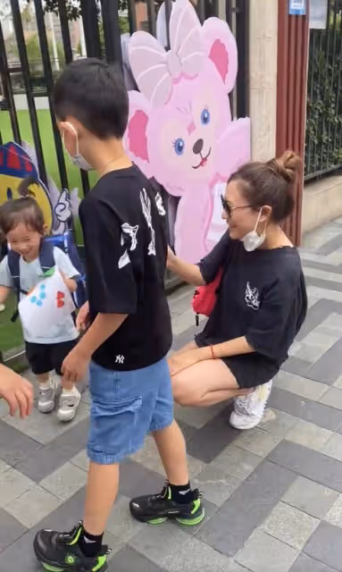 應采兒攜倆子現身長沙,Jasper身高猛長,Hoho疑讀18萬一年幼兒園