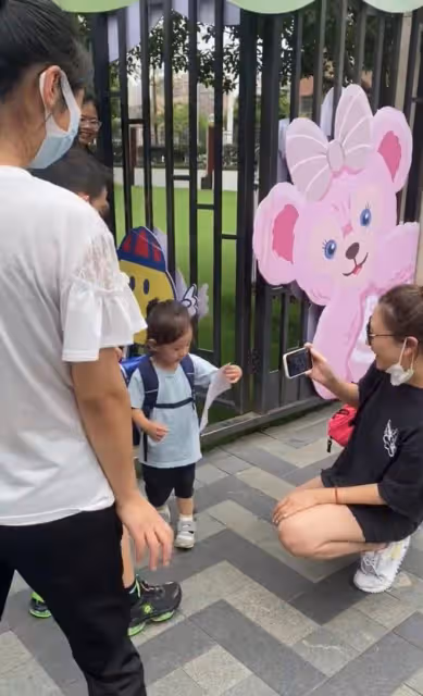 應采兒攜倆子現身長沙,Jasper身高猛長,Hoho疑讀18萬一年幼兒園