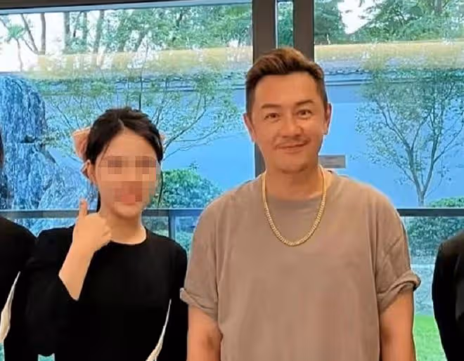曝陳浩民花近800萬買房,在售樓部獲多人接待,與粉絲合影沒架子