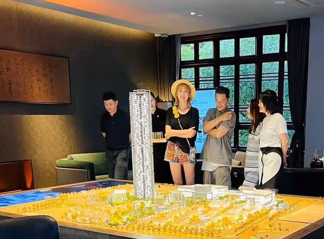 曝陳浩民花近800萬買房,在售樓部獲多人接待,與粉絲合影沒架子