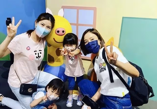 TVB視後曬近況!與2歲女兒享受親子樂,小傢伙不時地對鏡頭比耶