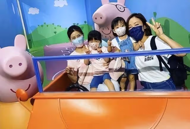 TVB視後曬近況!與2歲女兒享受親子樂,小傢伙不時地對鏡頭比耶