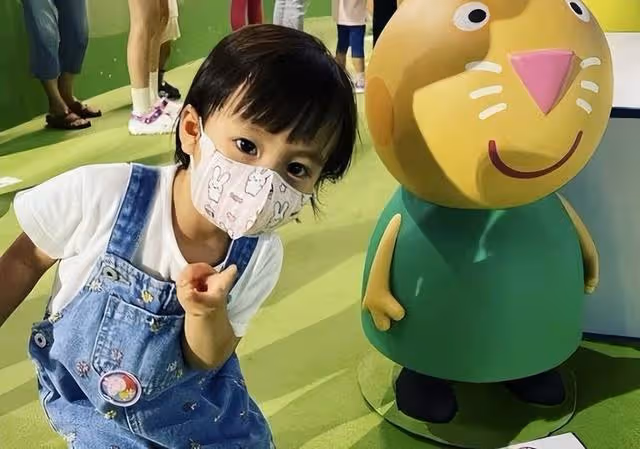 TVB視後曬近況!與2歲女兒享受親子樂,小傢伙不時地對鏡頭比耶