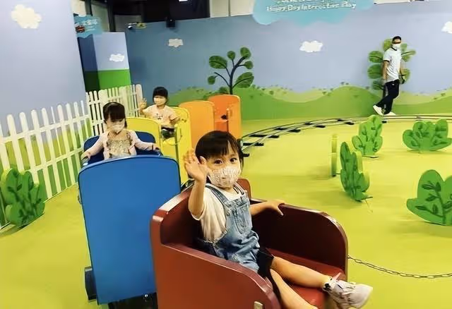 TVB視後曬近況!與2歲女兒享受親子樂,小傢伙不時地對鏡頭比耶