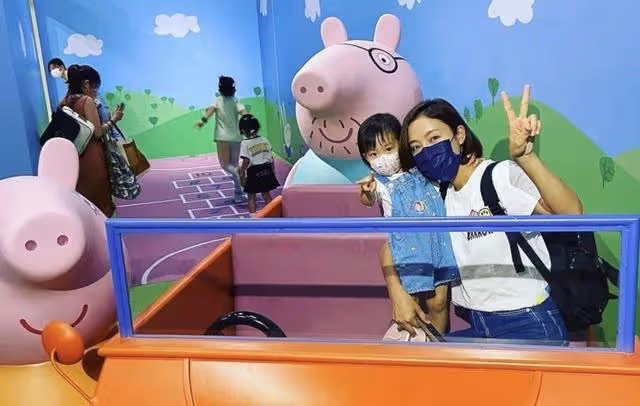 TVB視後曬近況!與2歲女兒享受親子樂,小傢伙不時地對鏡頭比耶