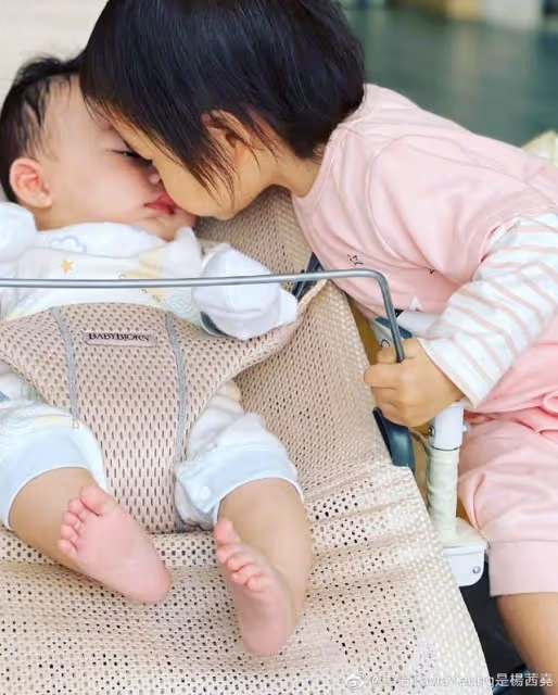 TVB視後曬近況!與2歲女兒享受親子樂,小傢伙不時地對鏡頭比耶