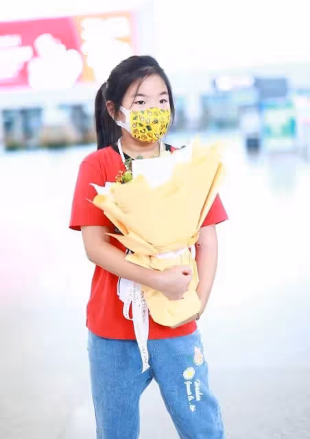 黃奕機場與女兒相擁告別,9歲鐺鐺幫拎行李箱,滿臉通紅眼眶含淚