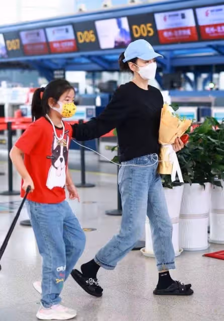 黃奕機場與女兒相擁告別,9歲鐺鐺幫拎行李箱,滿臉通紅眼眶含淚