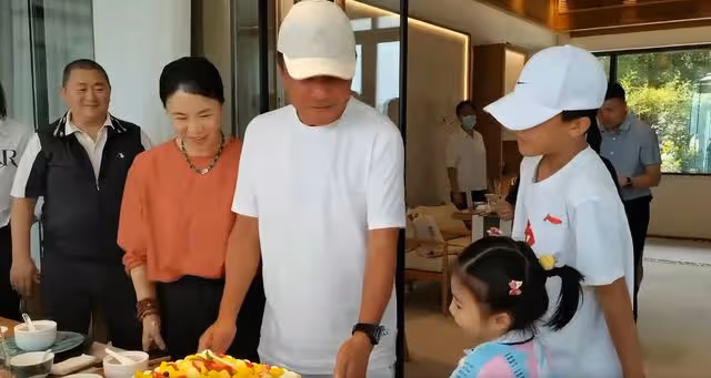 王楠為富豪老公慶50大壽!高檔餐廳大辦宴席排面足,兒女乖巧可愛