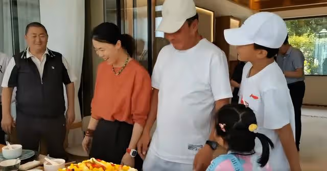 王楠為富豪老公慶50大壽!高檔餐廳大辦宴席排面足,兒女乖巧可愛