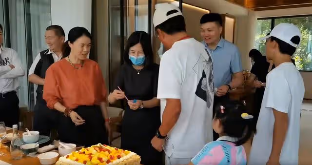 王楠為富豪老公慶50大壽!高檔餐廳大辦宴席排面足,兒女乖巧可愛