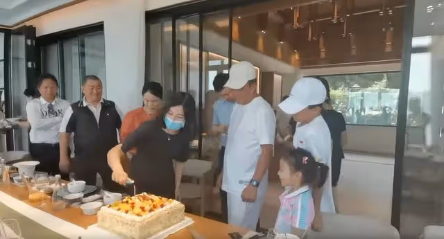 王楠為富豪老公慶50大壽!高檔餐廳大辦宴席排面足,兒女乖巧可愛
