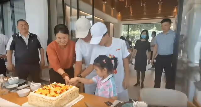 王楠為富豪老公慶50大壽!高檔餐廳大辦宴席排面足,兒女乖巧可愛
