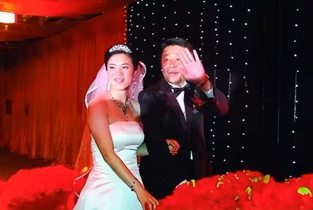 王楠為富豪老公慶50大壽!高檔餐廳大辦宴席排面足,兒女乖巧可愛