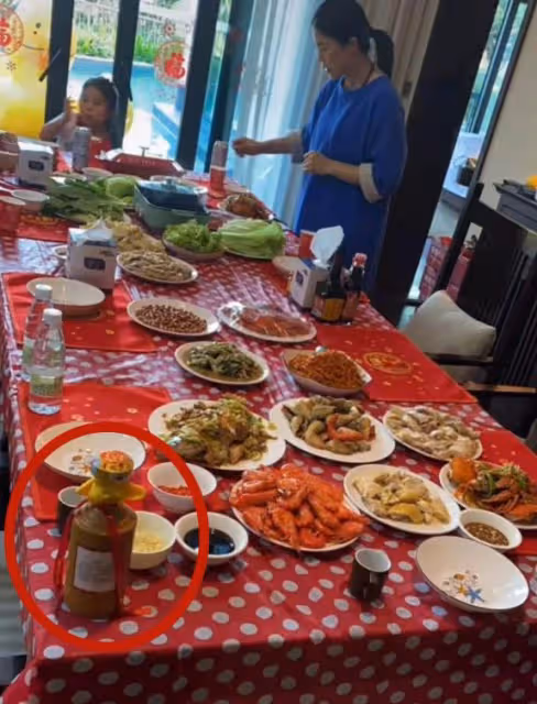 王楠為富豪老公慶50大壽!高檔餐廳大辦宴席排面足,兒女乖巧可愛