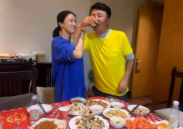 王楠為富豪老公慶50大壽!高檔餐廳大辦宴席排面足,兒女乖巧可愛