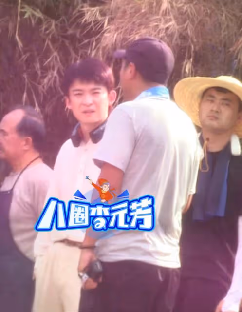 48歲廖凡現身劇組被拍,鬍鬚花白面容滄桑,低頭交流工作老態盡顯
