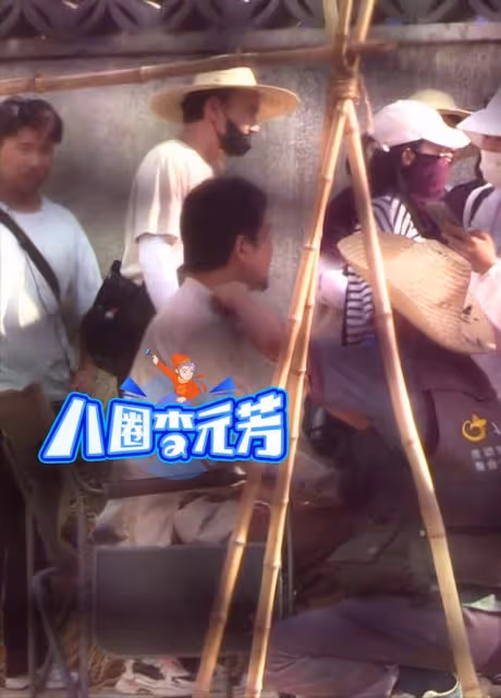 48歲廖凡現身劇組被拍,鬍鬚花白面容滄桑,低頭交流工作老態盡顯