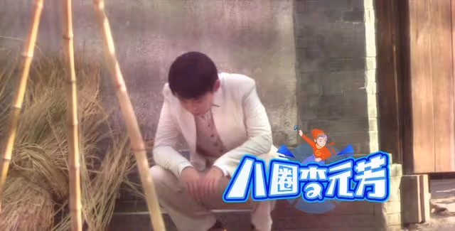 48歲廖凡現身劇組被拍,鬍鬚花白面容滄桑,低頭交流工作老態盡顯