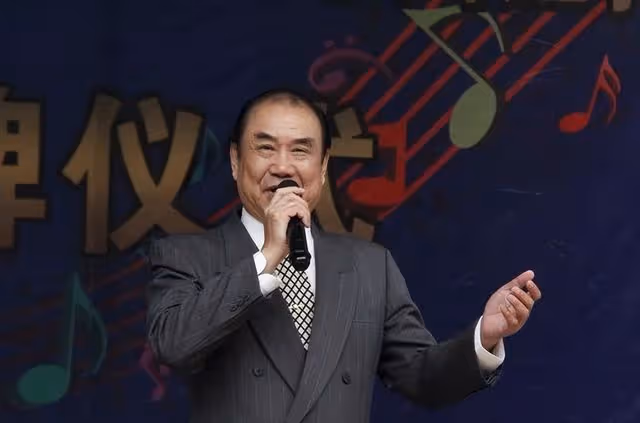 48歲廖凡現身劇組被拍,鬍鬚花白面容滄桑,低頭交流工作老態盡顯