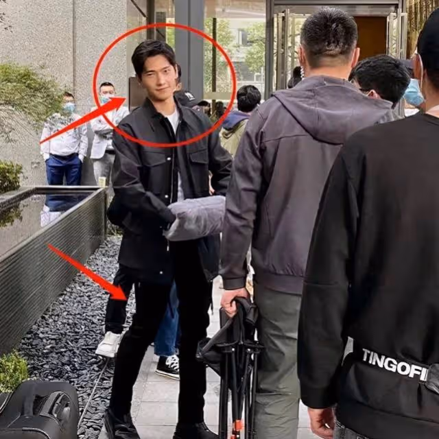 楊洋路透生圖曝光,無美顏下顏值夢回肖奈,有沒有發腮一看便知_感覺_時尚_喬晶晶