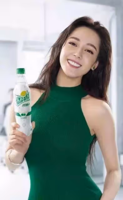 看到迪麗熱巴代言雪碧的造型時,網友:活該她能一直紅_明星_產品_李成