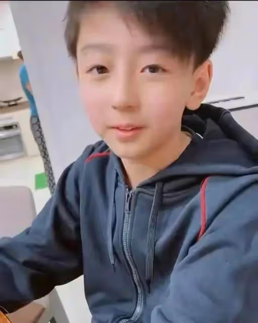 張柏芝為二兒子慶生!12歲Quintus長大成大帥哥,越來越像張柏芝,網友:小正太成小帥哥了!