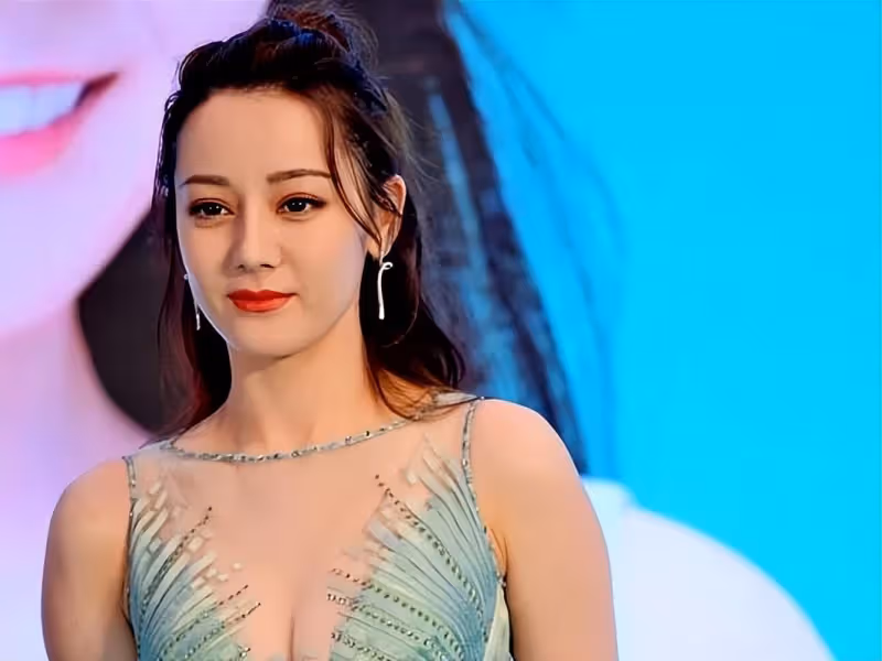 迪麗熱巴這麼招人喜歡是有原因的,穿長裙超級有魅力,太迷人